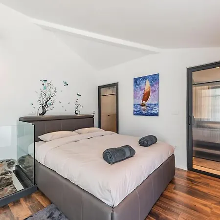 Luxury Living In Historic Heart By Pik Host Shkodër