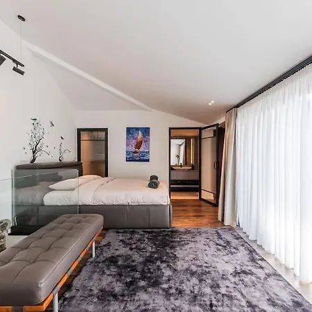 Luxury Living In Historic Heart Villa *