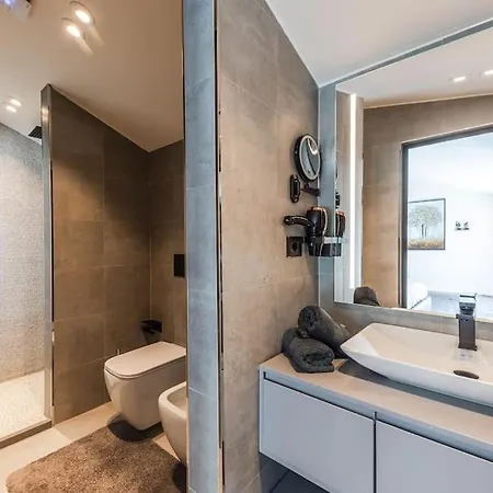 Luxury Living In Historic Heart Villa *