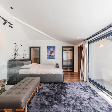 Villa Luxury Living In Historic Heart By Pik Host