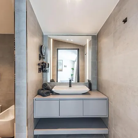 Vila Luxury Living In Historic Heart By Pik Host