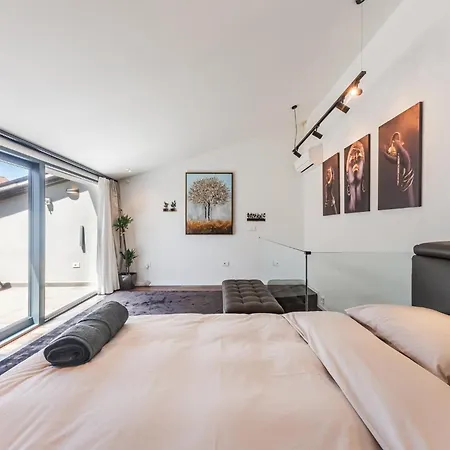 Luxury Living In Historic Heart By Pik Host וילה שקודר